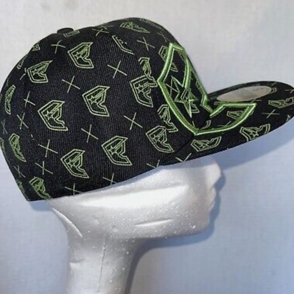 Famous Stars and Straps Fitted Black Green Embroidered Hat Cap - Picture 2 of 5